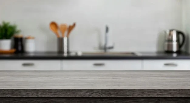 Plan de travail en bois avec outils de cuisine et ingrédients prêts à être préparés