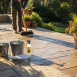 Comment nettoyer la pierre naturelle en extérieur sans l’abîmer (le guide qui évite les erreurs coûteuses)