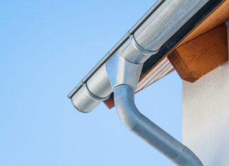 Gouttière galva ou zinc : le vrai écart se mesure en années goutière