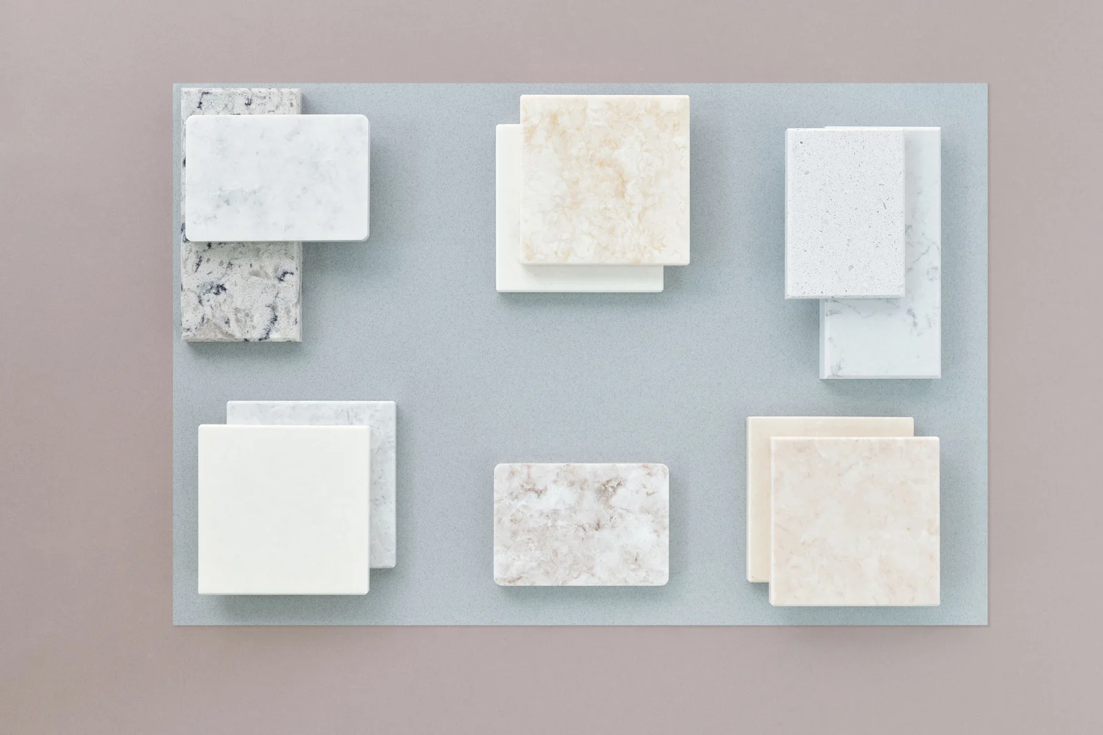 Échantillons de carrelage de teintes différentes disposés à plat